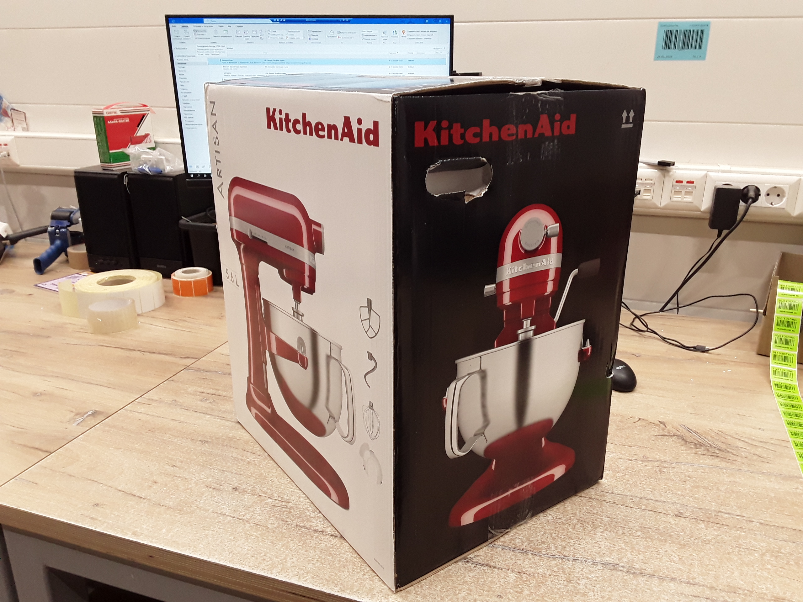Настольный миксер с откидным блоком Artisan 5.6 л, красный