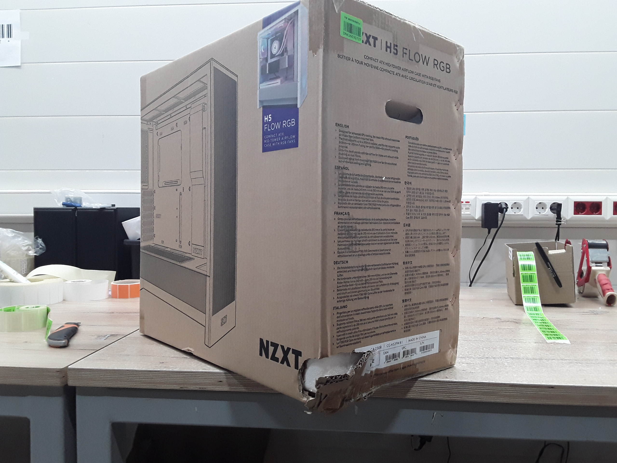 Корпус ПК без блока питания/ Case NZXT H5 Flow RGB, Midi-Tower, TG, 4x120mm RGB, 1xUSB-A 3.2 + 1xUSB-C 3.2, E-ATX, ATX, mATX, mITX White